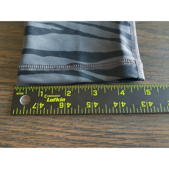 Old Navy Active Elevate Leggings. Women's XS High Rise. Gray Tiger Stripe. - Picture 6 of 8